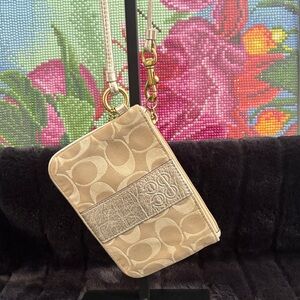 Coach🔸Tan/Beige with gold hardware 🔸Wristlet with Original Hang tag